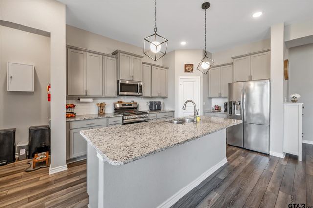 8030 Freestone Drive, Bullard, TX 75757