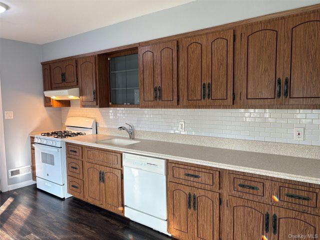 266 Central Park Road, Plainview, NY 11803