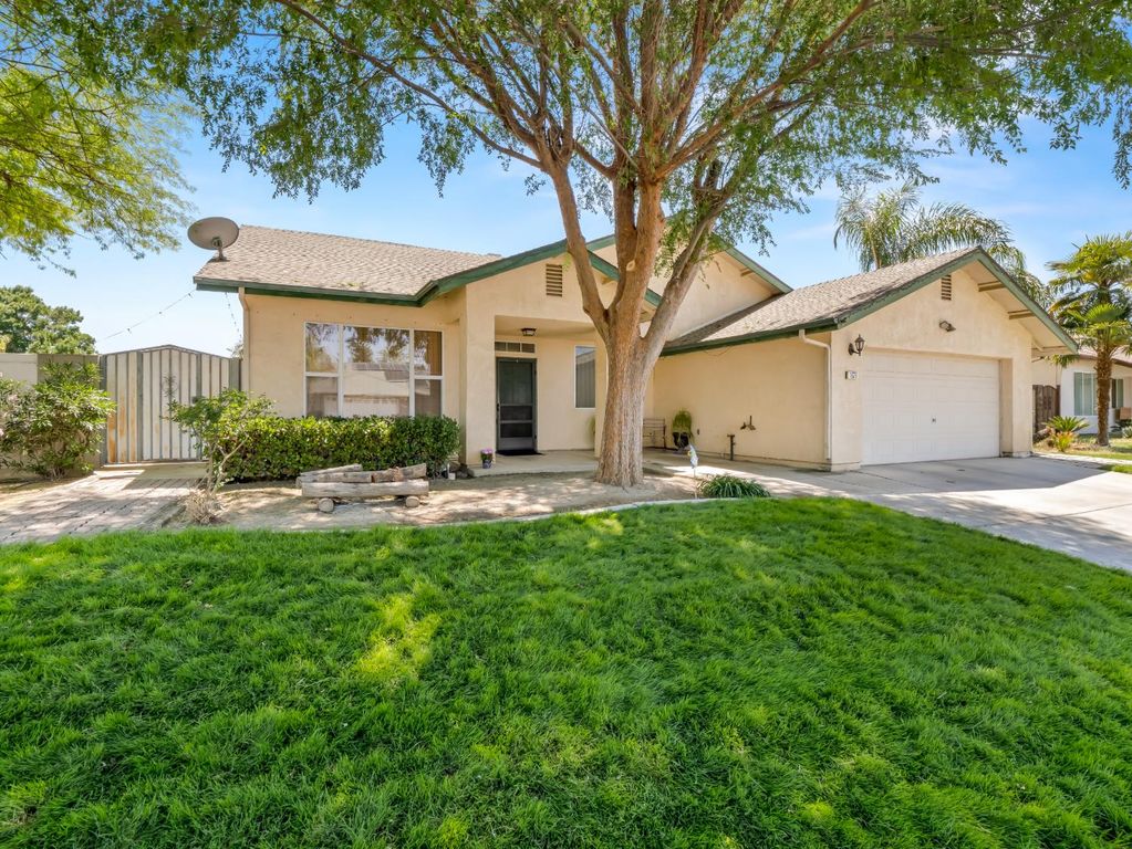 Image 2 of property listing at 1676 Riverglen Way, Coalinga, CA 93210