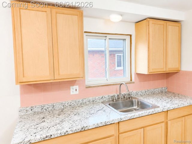 7140 Iowa Street, Detroit, MI 48212