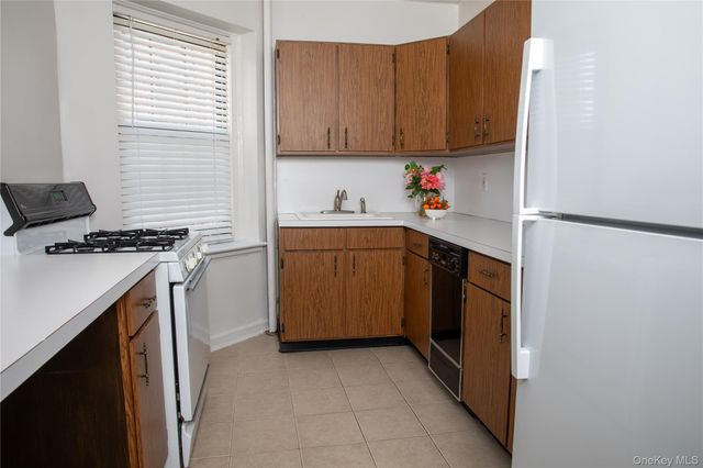 178 Garth Road 1J, Scarsdale, NY 10583