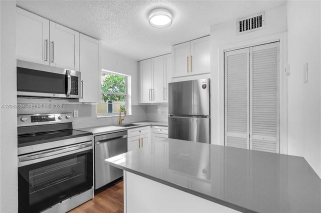 5168 NE 6th Ave 416, Oakland Park, FL 33334