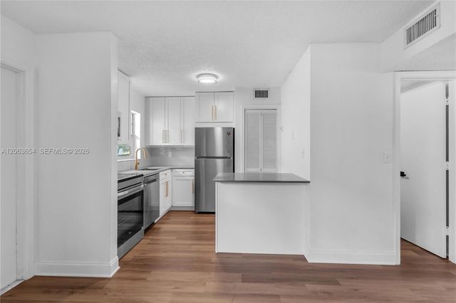 5168 NE 6th Ave 416, Oakland Park, FL 33334