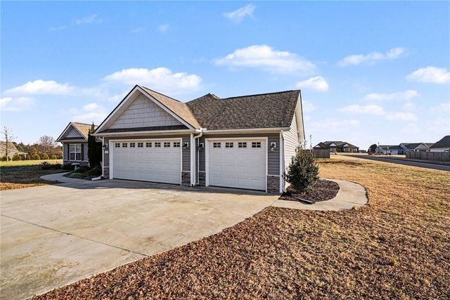 125 Apple Grove Drive, Inman, SC 29349