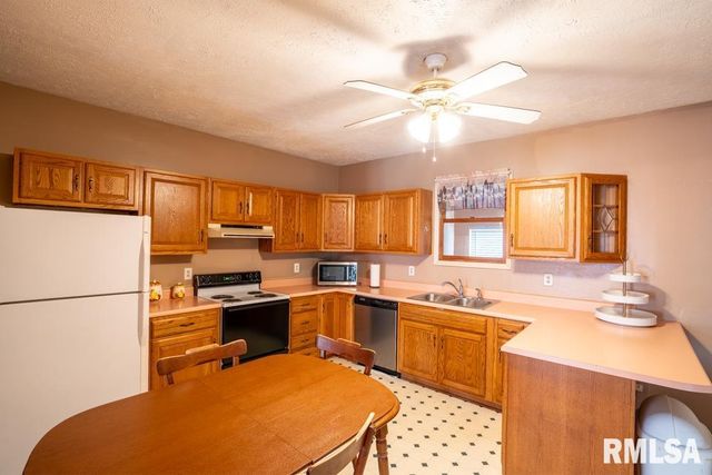 512 N 16TH Street, Herrin, IL 62948