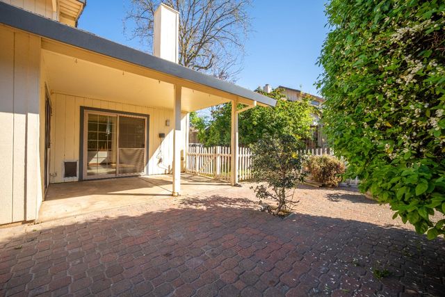 319 Shelduck Ln, Galt, CA 95632