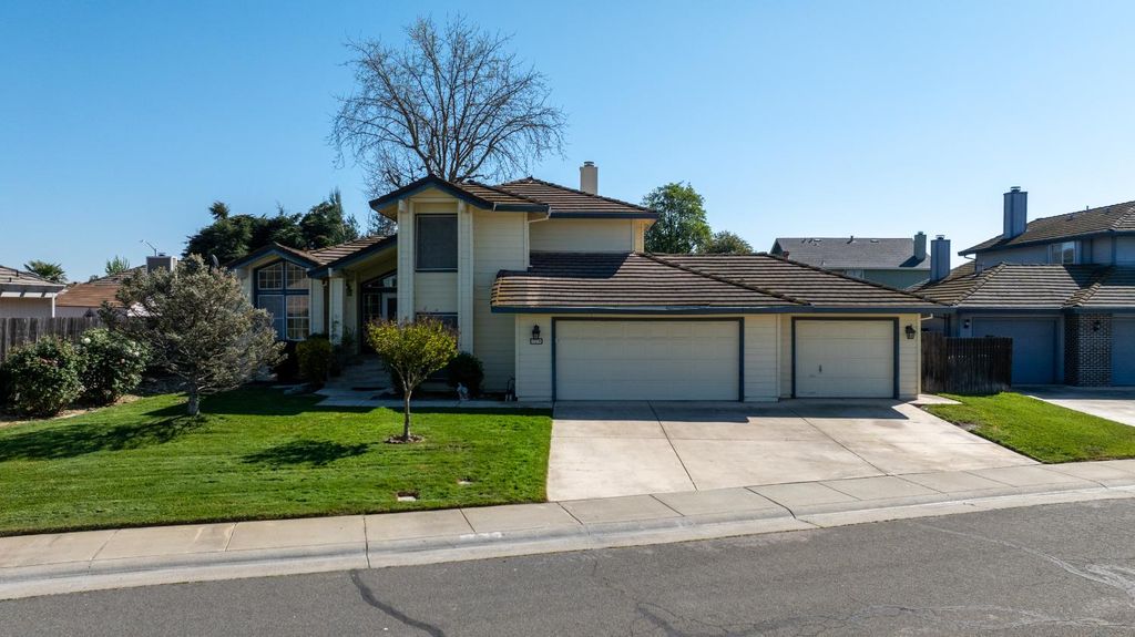 319 Shelduck Ln, Galt, CA 95632