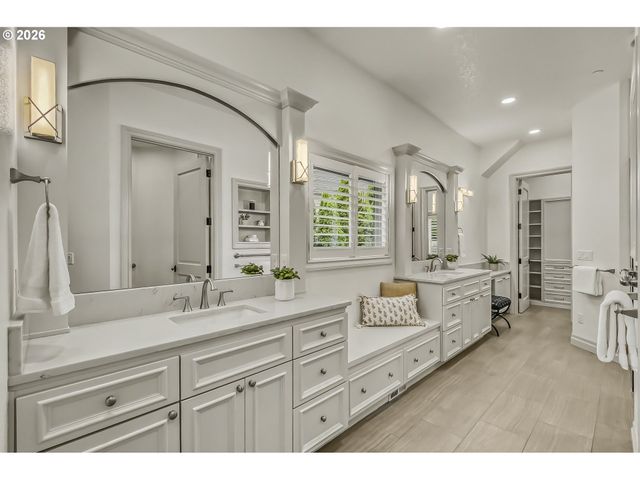 958 S VACUNA St, Portland, OR 97219