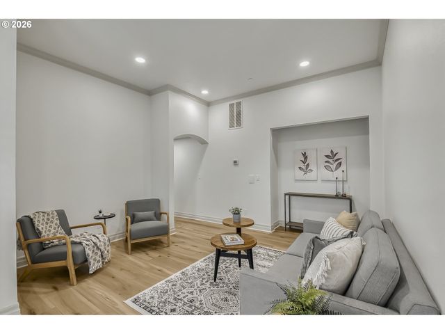 958 S VACUNA St, Portland, OR 97219