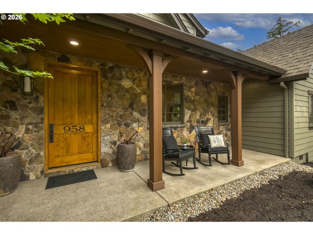 958 S VACUNA St, Portland, OR 97219