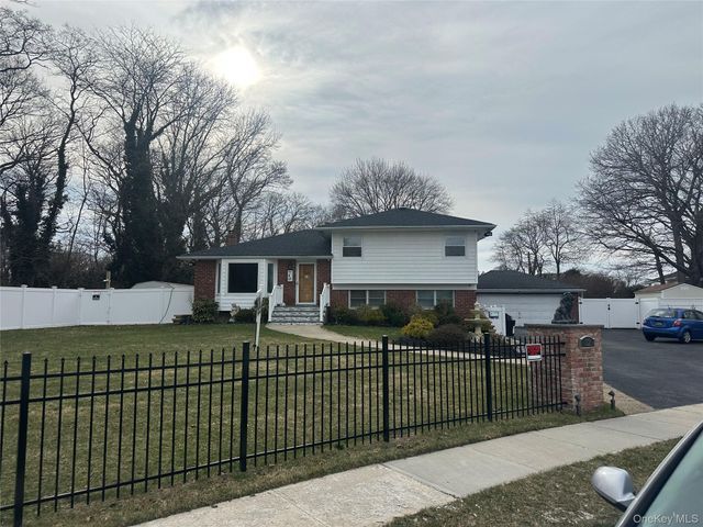 12 Parkdale Drive, Farmingdale, NY 11735