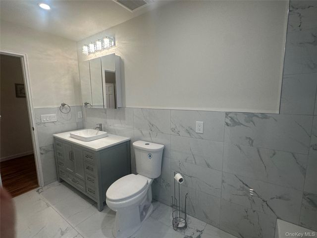 12 Parkdale Drive, Farmingdale, NY 11735