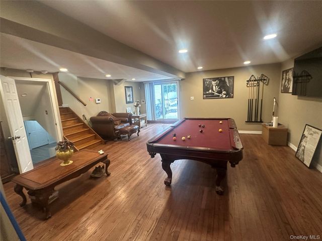 12 Parkdale Drive, Farmingdale, NY 11735