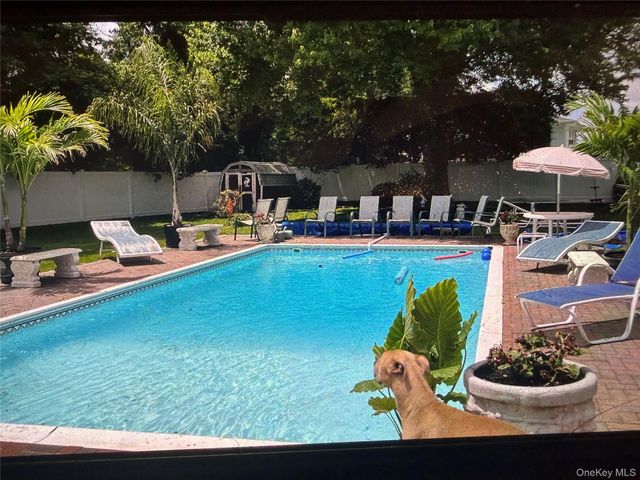 12 Parkdale Drive, Farmingdale, NY 11735