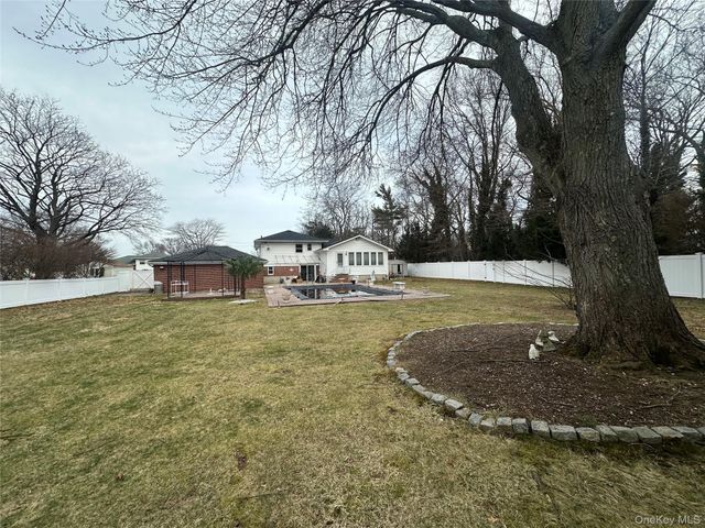 12 Parkdale Drive, Farmingdale, NY 11735