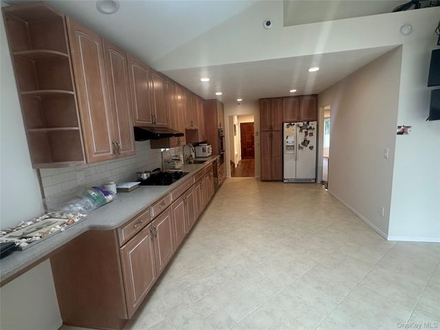 12 Parkdale Drive, Farmingdale, NY 11735