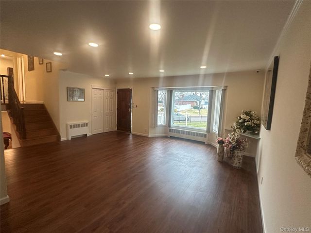 12 Parkdale Drive, Farmingdale, NY 11735