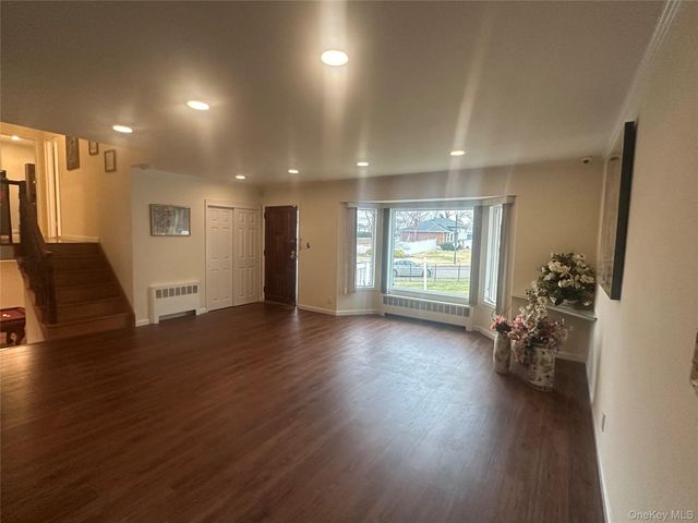 12 Parkdale Drive, Farmingdale, NY 11735