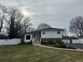 12 Parkdale Drive, Farmingdale, NY 11735