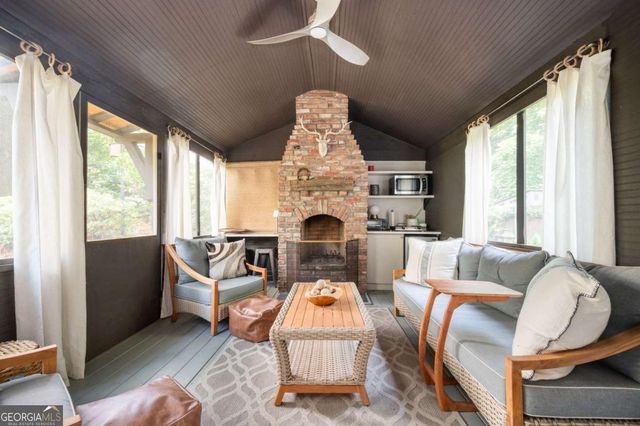 1657 Laurel Avenue NW, Atlanta, GA 30318