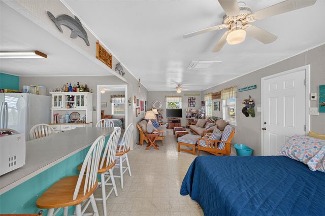 975 Holiday Drive, Crystal Beach, TX 77650