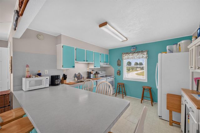 975 Holiday Drive, Crystal Beach, TX 77650