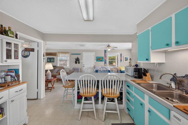 975 Holiday Drive, Crystal Beach, TX 77650