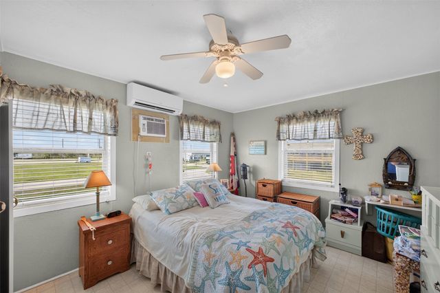 975 Holiday Drive, Crystal Beach, TX 77650