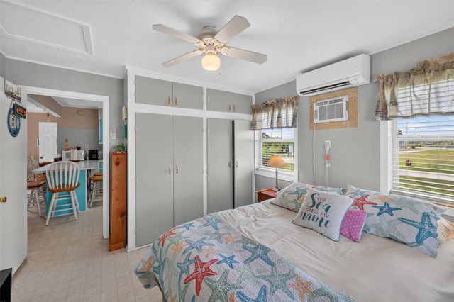 975 Holiday Drive, Crystal Beach, TX 77650