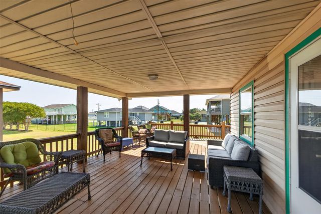 975 Holiday Drive, Crystal Beach, TX 77650