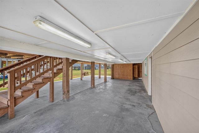 975 Holiday Drive, Crystal Beach, TX 77650