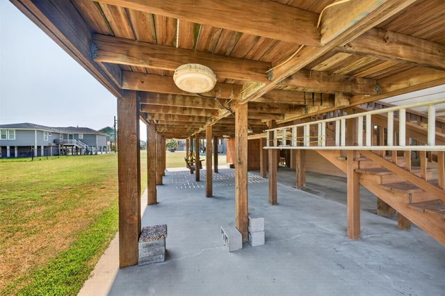 975 Holiday Drive, Crystal Beach, TX 77650