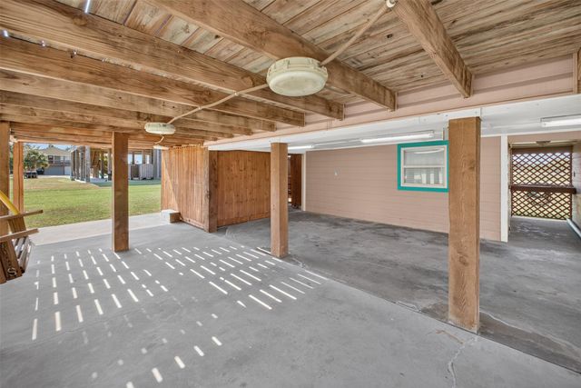 975 Holiday Drive, Crystal Beach, TX 77650