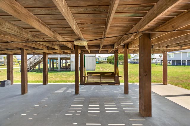 975 Holiday Drive, Crystal Beach, TX 77650