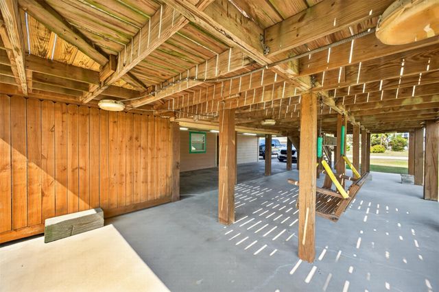 975 Holiday Drive, Crystal Beach, TX 77650