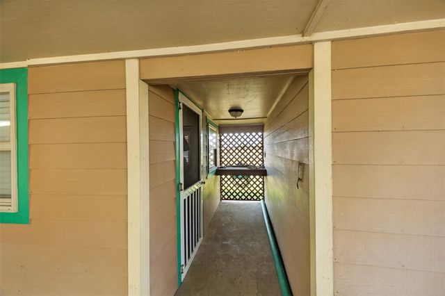 975 Holiday Drive, Crystal Beach, TX 77650