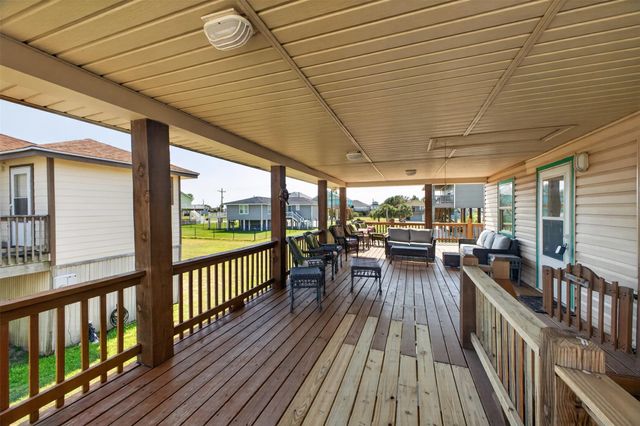 975 Holiday Drive, Crystal Beach, TX 77650