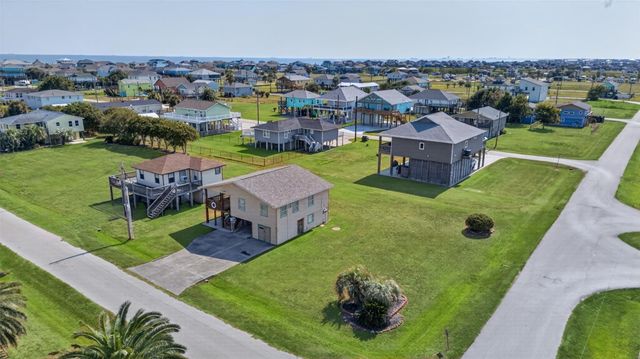 975 Holiday Drive, Crystal Beach, TX 77650