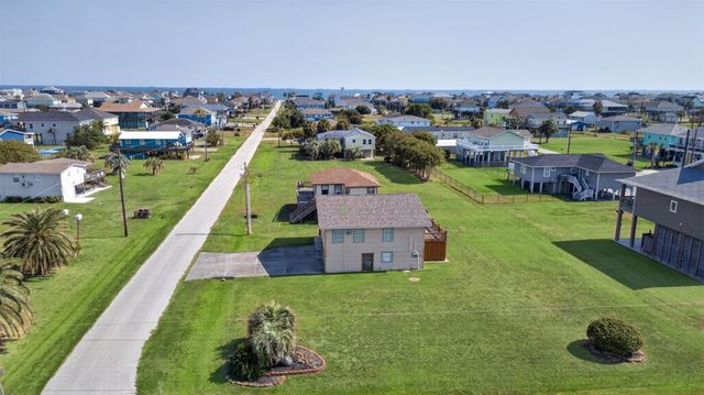 975 Holiday Drive, Crystal Beach, TX 77650