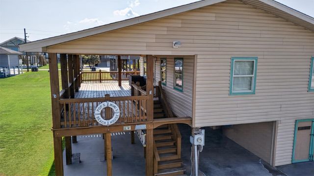 975 Holiday Drive, Crystal Beach, TX 77650