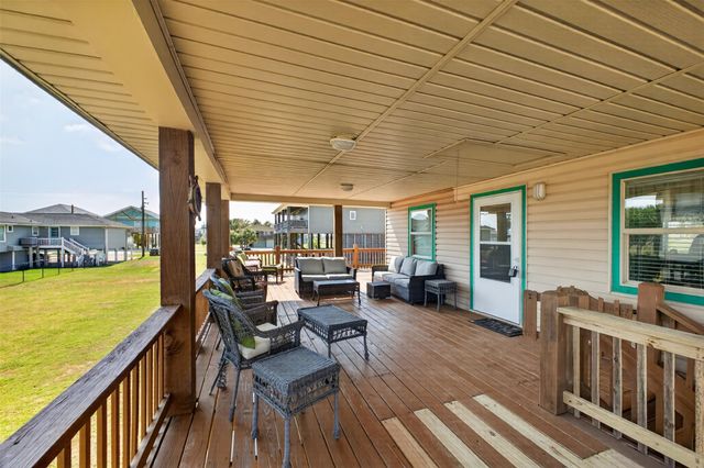 975 Holiday Drive, Crystal Beach, TX 77650
