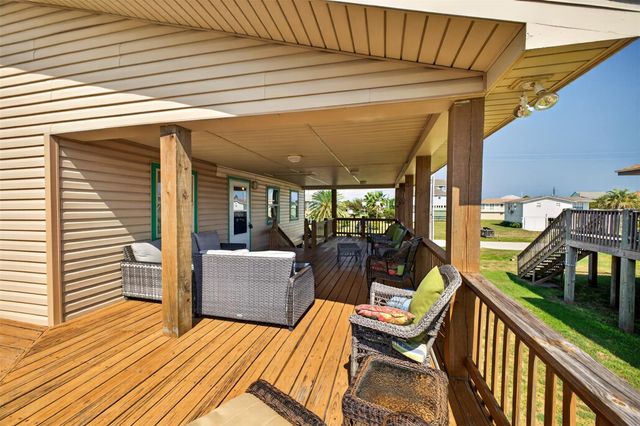975 Holiday Drive, Crystal Beach, TX 77650