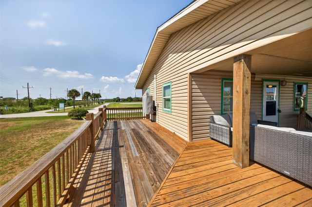 975 Holiday Drive, Crystal Beach, TX 77650