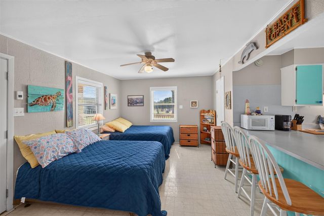 975 Holiday Drive, Crystal Beach, TX 77650