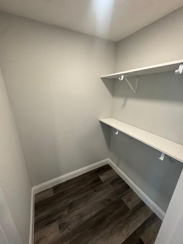 1607 W Houston Dr, La Marque, TX 77568