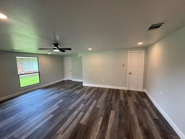1607 W Houston Dr, La Marque, TX 77568