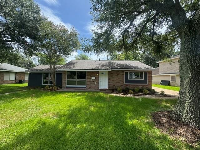 1607 W Houston Dr, La Marque, TX 77568