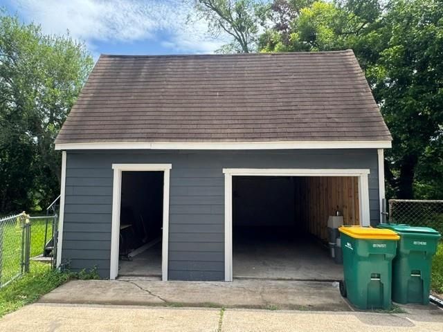 1607 W Houston Dr, La Marque, TX 77568