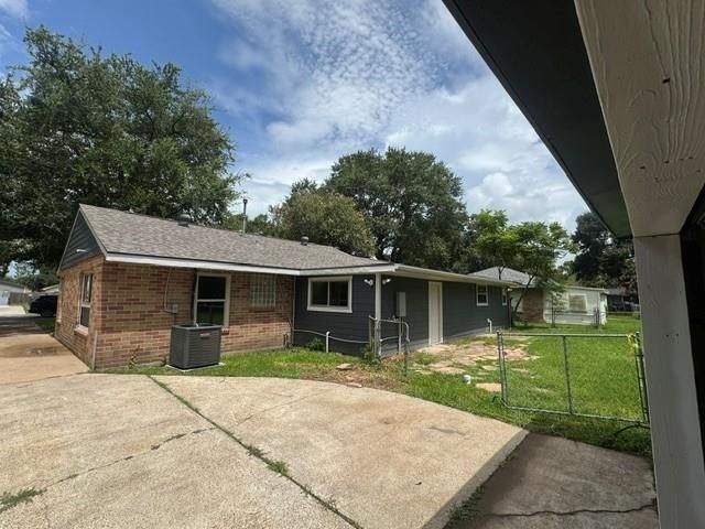 1607 W Houston Dr, La Marque, TX 77568