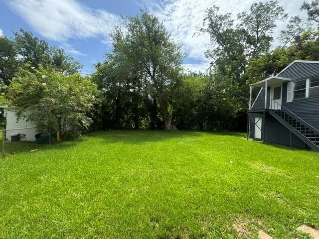 1607 W Houston Dr, La Marque, TX 77568